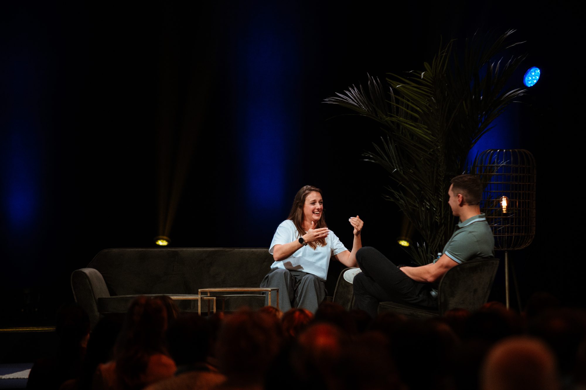 Sharon op het podium met de zaal in beeld